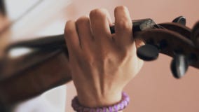 Kinderspiele auf einer Violine Nahaufnahme Kinderspiele auf einer Violine Nahaufnahme