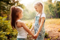 Kindheit, Familie, Freundschaft und Leutekonzept - zwei glückliche Kinderschwestern, die draußen umarmen lizenzfreies stockbild Kindheit, Familie, Freundschaft und Leutekonzept - zwei glückliche Kinderschwestern, die draußen umarmen lizenzfreies stockbild