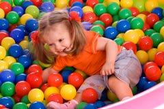 Kindmädchen und Kugelgruppe auf Spielplatz im Park. lizenzfreies stockbild Kindmädchen und Kugelgruppe auf Spielplatz im Park. lizenzfreies stockbild