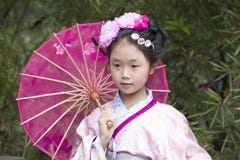 Kinesisk flicka med traditionell garbe royaltyfria bilder Kinesisk flicka med traditionell garbe royaltyfria bilder