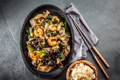 kinesisk mat Te pam-sao Panna av stekt olikt kött, räkashiitakechampinjon arkivbild kinesisk mat Te pam-sao Panna av stekt olikt kött, räkashiitakechampinjon arkivbild