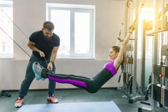 Kinesisteknologi, kinesitherapy, sund livsstil Ung kvinna som gör rehabiliteringövningar med personligt använda för instruktör arkivbild Kinesisteknologi, kinesitherapy, sund livsstil Ung kvinna som gör rehabiliteringövningar med personligt använda för instruktör arkivbild