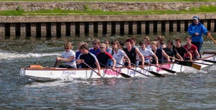 KINGSTON-UPON-THAMES - 8 MAGGIO: Kingston Royals che pratica Rive immagini stock KINGSTON-UPON-THAMES - 8 MAGGIO: Kingston Royals che pratica Rive immagini stock