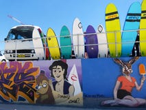Kipieli deski i stary samochód dostawczy graffiti malującą ścianą zdjęcie stock Kipieli deski i stary samochód dostawczy graffiti malującą ścianą zdjęcie stock