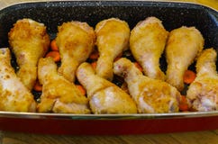 Kippenbenen die op de braadpan in de oven worden gebakken stock fotografie Kippenbenen die op de braadpan in de oven worden gebakken stock fotografie