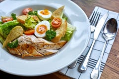 Kippensalade met bladgroenten, snijbiet, eieren, bulgur en kersentomaten royalty-vrije stock fotografie Kippensalade met bladgroenten, snijbiet, eieren, bulgur en kersentomaten royalty-vrije stock fotografie