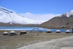 Kirgiz jurta na brzeg Karakul jezioro w Karakorum autostradzie, Xinjiang, Chiny fotografia stock Kirgiz jurta na brzeg Karakul jezioro w Karakorum autostradzie, Xinjiang, Chiny fotografia stock