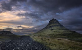 Kirkjufell góra przy półmrokiem Zdjęcie Royalty Free Kirkjufell góra przy półmrokiem Zdjęcie Royalty Free