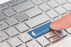KIROVOGRAD, UCRÂNIA, MARÇO, 12,2018 - chave com notícia da falsificação do texto no teclado branco do portátil Estilo de Facebook foto de stock KIROVOGRAD, UCRÂNIA, MARÇO, 12,2018 - chave com notícia da falsificação do texto no teclado branco do portátil Estilo de Facebook foto de stock