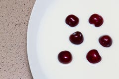 Kirschbeeren in der Milch Landwirtschaftliche Produkte lizenzfreie stockfotografie Kirschbeeren in der Milch Landwirtschaftliche Produkte lizenzfreie stockfotografie