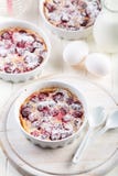 Kirscheclafoutis - französischer Milchkuchen lizenzfreie stockfotos Kirscheclafoutis - französischer Milchkuchen lizenzfreie stockfotos
