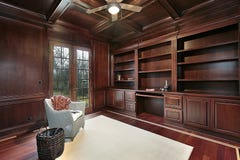 Bringen Sie Halle Mit Steinkamin- Und Holzgeländer Unter. Stockfotos