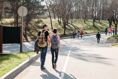 Kislovodsk, регион Stavropolsky, Россия - 10-ое апреля 2018: Туристы идут в национальный парк Kislovodsk стоковая фотография Kislovodsk, регион Stavropolsky, Россия - 10-ое апреля 2018: Туристы идут в национальный парк Kislovodsk стоковая фотография