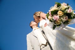 kissing pair wedding στοκ φωτογραφία με δικαίωμα ελεύθερης χρήσης kissing pair wedding στοκ φωτογραφία με δικαίωμα ελεύθερης χρήσης