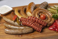 Kiszeni ogórki, Gotowane kiełbasy, ser z smażącymi pomidorami, pietruszka i wiśnia w restauracji, zdjęcie stock Kiszeni ogórki, Gotowane kiełbasy, ser z smażącymi pomidorami, pietruszka i wiśnia w restauracji, zdjęcie stock