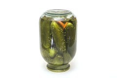 Kiszeni ogórki odizolowywający Zalewy w szklanym słoju z czosnkiem i peppercorn odizolowywającymi na białym tle zdjęcia stock Kiszeni ogórki odizolowywający Zalewy w szklanym słoju z czosnkiem i peppercorn odizolowywającymi na białym tle zdjęcia stock
