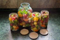 kiszeni słojów warzywa Tradycyjny marynowany jedzenie - tomatoe obraz stock kiszeni słojów warzywa Tradycyjny marynowany jedzenie - tomatoe obraz stock