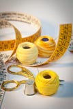 Kit de couture en jaune, verticale Images stock