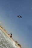 Kiteboarding auf einer Mittelmeerküste Lizenzfreies Stockbild Kiteboarding auf einer Mittelmeerküste Lizenzfreies Stockbild