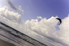 Kiteboarding σε μια ακτή Μεσογείων στοκ φωτογραφία με δικαίωμα ελεύθερης χρήσης Kiteboarding σε μια ακτή Μεσογείων στοκ φωτογραφία με δικαίωμα ελεύθερης χρήσης