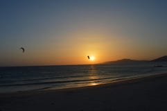 Kitesurfing με το ηλιοβασίλεμα Tarifa στοκ φωτογραφία Kitesurfing με το ηλιοβασίλεμα Tarifa στοκ φωτογραφία