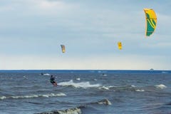Kitesurfing на ветреный день стоковое фото rf Kitesurfing на ветреный день стоковое фото rf
