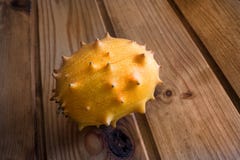 Kiwano en de madera imagen de archivo libre de regalías Kiwano en de madera imagen de archivo libre de regalías