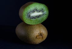 Kiwi jugoso maduro fotografía de archivo libre de regalías Kiwi jugoso maduro fotografía de archivo libre de regalías