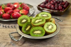 Kiwi maturo su un di piastra metallica fotografie stock Kiwi maturo su un di piastra metallica fotografie stock