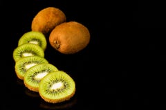 Kiwi, pokrajać? kiwi na czarnym tle obraz stock Kiwi, pokrajać? kiwi na czarnym tle obraz stock