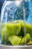 Kiwifruit στο φλυτζάνι μπλέντερ στοκ εικόνα με δικαίωμα ελεύθερης χρήσης Kiwifruit στο φλυτζάνι μπλέντερ στοκ εικόνα με δικαίωμα ελεύθερης χρήσης