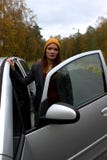 Klaar het worden Portret van jonge glimlachende dame die zich dichtbij auto en openingsdeur bevinden royalty-vrije stock foto's Klaar het worden Portret van jonge glimlachende dame die zich dichtbij auto en openingsdeur bevinden royalty-vrije stock foto's