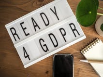 Klaar voor GDPR lightbox op een houten lijst met toebehoren royalty-vrije stock afbeelding Klaar voor GDPR lightbox op een houten lijst met toebehoren royalty-vrije stock afbeelding