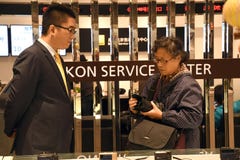 Klanten die fotografisch materiaal kopen stock foto Klanten die fotografisch materiaal kopen stock foto
