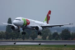 KLAPPAir Portugal nivå som tar av från landningsbana arkivfoto KLAPPAir Portugal nivå som tar av från landningsbana arkivfoto