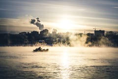 Klare Ansicht des nebeligen Teichs am Morgen Drastische und herrliche Szene Glühender Filter Künstlerisches Bild Weinlese-Effekt stockbild Klare Ansicht des nebeligen Teichs am Morgen Drastische und herrliche Szene Glühender Filter Künstlerisches Bild Weinlese-Effekt stockbild