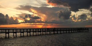 Klarer Sonnenuntergang stockbild Klarer Sonnenuntergang stockbild