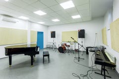 Klasowe muzyczne lekcje akademia nowożytny edukaci wnętrze zdjęcia royalty free Klasowe muzyczne lekcje akademia nowożytny edukaci wnętrze zdjęcia royalty free
