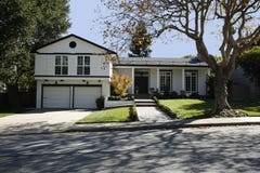Klassiek Huis op het Schiereiland van het zuiden van Californië van San Francisco. royalty-vrije stock afbeeldingen Klassiek Huis op het Schiereiland van het zuiden van Californië van San Francisco. royalty-vrije stock afbeeldingen