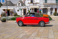 Klassieke auto in Alberobello royalty-vrije stock foto's Klassieke auto in Alberobello royalty-vrije stock foto's