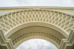 Klassieke witte overwelfde galerij met gevoelige details royalty-vrije stock afbeelding Klassieke witte overwelfde galerij met gevoelige details royalty-vrije stock afbeelding
