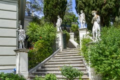 Klassische angespornte Statuen auf Treppe zum Achilleions-Palast in Gastouri, Korfu-Insel in Griechenland Stockfoto Klassische angespornte Statuen auf Treppe zum Achilleions-Palast in Gastouri, Korfu-Insel in Griechenland Stockfoto