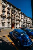 Klassisches blaues Volkswagen Beatle parkte auf der Straße in der historischen Mitte von Mailand, Italien stockfotografie Klassisches blaues Volkswagen Beatle parkte auf der Straße in der historischen Mitte von Mailand, Italien stockfotografie