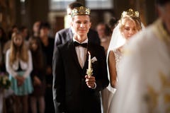 Klassisk bröllopceremoni av den stilfulla unga lyxiga bruden och brudgummen royaltyfria foton Klassisk bröllopceremoni av den stilfulla unga lyxiga bruden och brudgummen royaltyfria foton