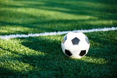 Klassisk svartvit fotbollboll på det gröna gräset av fältet Fotbolllek, utbildning, hobbybegrepp royaltyfria bilder Klassisk svartvit fotbollboll på det gröna gräset av fältet Fotbolllek, utbildning, hobbybegrepp royaltyfria bilder
