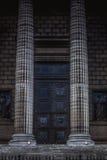 Klassiska groteska kolonner på framdelen av panteon i Paris royaltyfria foton Klassiska groteska kolonner på framdelen av panteon i Paris royaltyfria foton