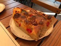 Klassiskt italienareFocaccia bröd som tjänas som på restaurangen fotografering för bildbyråer Klassiskt italienareFocaccia bröd som tjänas som på restaurangen fotografering för bildbyråer
