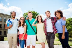 Klasskompis internationellt kamratskap, sommar, kommunikation, educ royaltyfri bild Klasskompis internationellt kamratskap, sommar, kommunikation, educ royaltyfri bild