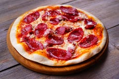 Klasyczna pepperoni pizza, Włoski przepis fotografia royalty free Klasyczna pepperoni pizza, Włoski przepis fotografia royalty free