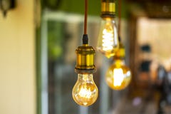 Klasyczna retro p?on?ca dowodzona elektryczna lampa na zamazanym tle zdjęcia royalty free Klasyczna retro p?on?ca dowodzona elektryczna lampa na zamazanym tle zdjęcia royalty free